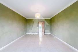 Excellent 2 bedroom apartment located 5 minutes from Lagos for annual rental