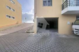 Excellent 2 bedroom apartment located 5 minutes from Lagos for annual rental
