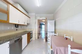 Excellent 2 bedroom apartment located 5 minutes from Lagos for annual rental