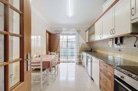 Excellent 2 bedroom apartment located 5 minutes from Lagos for annual rental