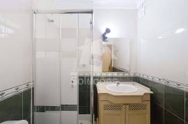 Excellent 2 bedroom apartment located 5 minutes from Lagos for annual rental