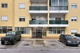 Excellent 2 bedroom apartment located 5 minutes from Lagos for annual rental