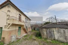 House with land in São Julião