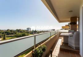 Top-Floor 3-Bedroom Apartment with Panoramic Sea Views near the beach in Quarteira