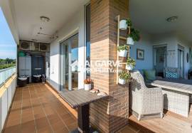 Top-Floor 3-Bedroom Apartment with Panoramic Sea Views near the beach in Quarteira