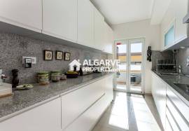 Top-Floor 3-Bedroom Apartment with Panoramic Sea Views near the beach in Quarteira