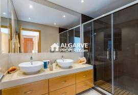 Top-Floor 3-Bedroom Apartment with Panoramic Sea Views near the beach in Quarteira