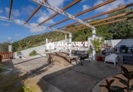 Renovated villa with 3 apartments and open panoramic views near Loulé