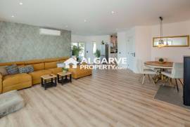 Renovated villa with 3 apartments and open panoramic views near Loulé