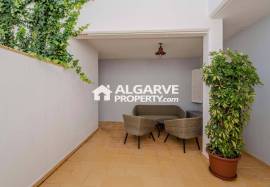 Renovated villa with 3 apartments and open panoramic views near Loulé