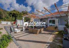 Renovated villa with 3 apartments and open panoramic views near Loulé