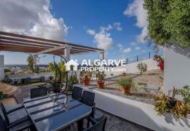 Renovated villa with 3 apartments and open panoramic views near Loulé