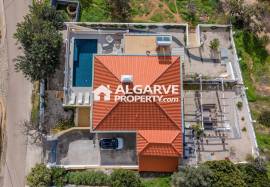 Renovated villa with 3 apartments and open panoramic views near Loulé