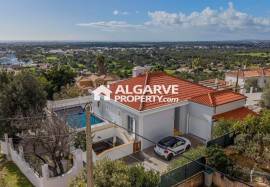 Renovated villa with 3 apartments and open panoramic views near Loulé