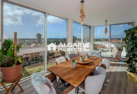 Renovated villa with 3 apartments and open panoramic views near Loulé