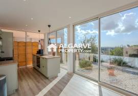 Renovated villa with 3 apartments and open panoramic views near Loulé