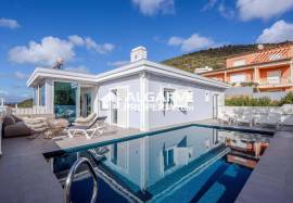 Renovated villa with 3 apartments and open panoramic views near Loulé