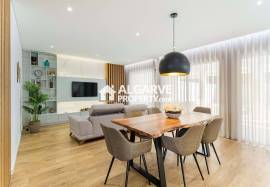 Modern 4‑Bedroom Villa in Al Sakia, Algarve