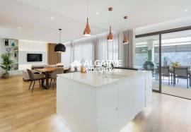 Modern 4‑Bedroom Villa in Al Sakia, Algarve