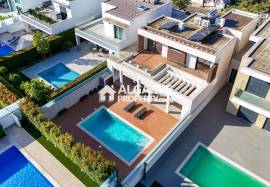 Modern 4‑Bedroom Villa in Al Sakia, Algarve