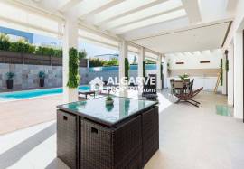 Modern 4‑Bedroom Villa in Al Sakia, Algarve
