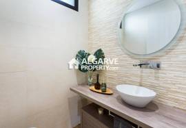 Modern 4‑Bedroom Villa in Al Sakia, Algarve