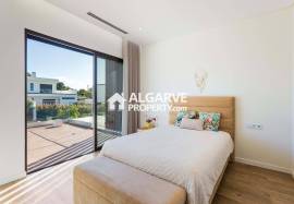 Modern 4‑Bedroom Villa in Al Sakia, Algarve