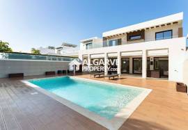 Modern 4‑Bedroom Villa in Al Sakia, Algarve