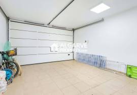 Modern 4‑Bedroom Villa in Al Sakia, Algarve