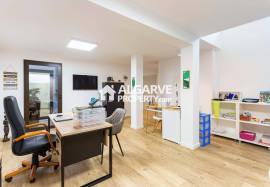 Modern 4‑Bedroom Villa in Al Sakia, Algarve