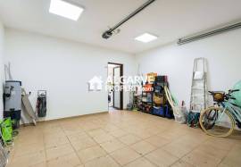 Modern 4‑Bedroom Villa in Al Sakia, Algarve