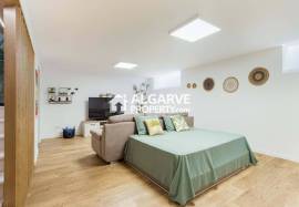 Modern 4‑Bedroom Villa in Al Sakia, Algarve