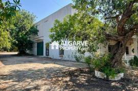 Villa located in a quiet residential area between Vilamoura and Loulé.