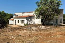 Villa located in a quiet residential area between Vilamoura and Loulé.