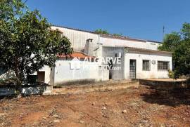 Villa located in a quiet residential area between Vilamoura and Loulé.