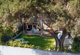 The Ultimate Porto Santo Retreat: 2-Bedroom Villa with Private Garden and Jacuzzi