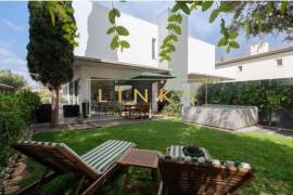 The Ultimate Porto Santo Retreat: 2-Bedroom Villa with Private Garden and Jacuzzi