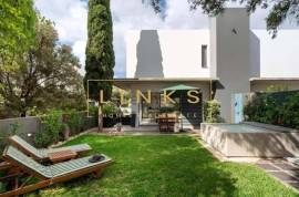 The Ultimate Porto Santo Retreat: 2-Bedroom Villa with Private Garden and Jacuzzi