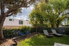 The Ultimate Porto Santo Retreat: 2-Bedroom Villa with Private Garden and Jacuzzi