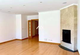 2 bedroom apartment in Quinta das Patinhas with 2 parking spaces