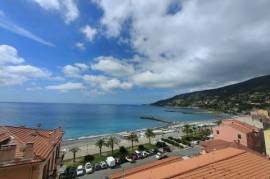 Appartement T3 avec terrasse splendide et vue mer à Ospedaletti