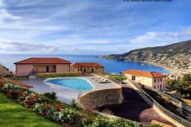 Bilocale nuovo con giardino privato, vista mare e piscina condominiale