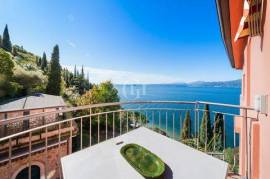 Apartment with terrace in lakefront setting