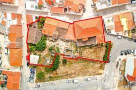 Old building for requalification in the centre of Pêra, with enormous business potential.