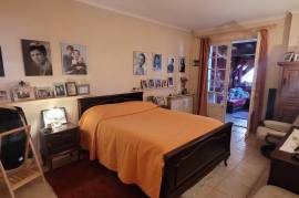 Former Stone Barn/farmhouse Renovated In 1974 On 957 M2 Of Land With Superb Views.