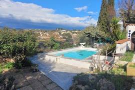 Former Stone Barn/farmhouse Renovated In 1974 On 957 M2 Of Land With Superb Views.