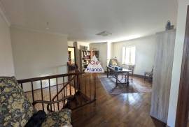 Manor House Style Property with Garden