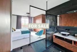 Stunning Manor House in Parkland Gardens