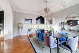 Stunning Manor House in Parkland Gardens