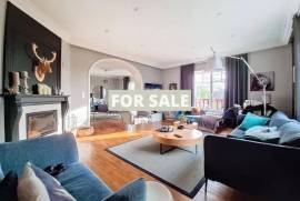 Stunning Manor House in Parkland Gardens